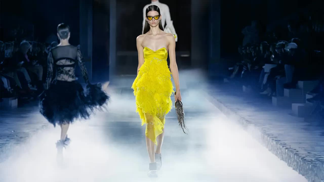 Alexander McQueen 2025 lkbahar Yaz Defilesi Paris Moda Haftas nda Gercekle ti Kapadokya Haber Kapadokya haberleri Son Dakika Kapadokya Haberleri