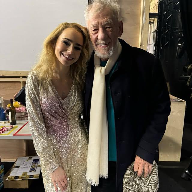 Lily Collins, Barcelona'da İlk Kez Sahne Almaktan Heyecanlı