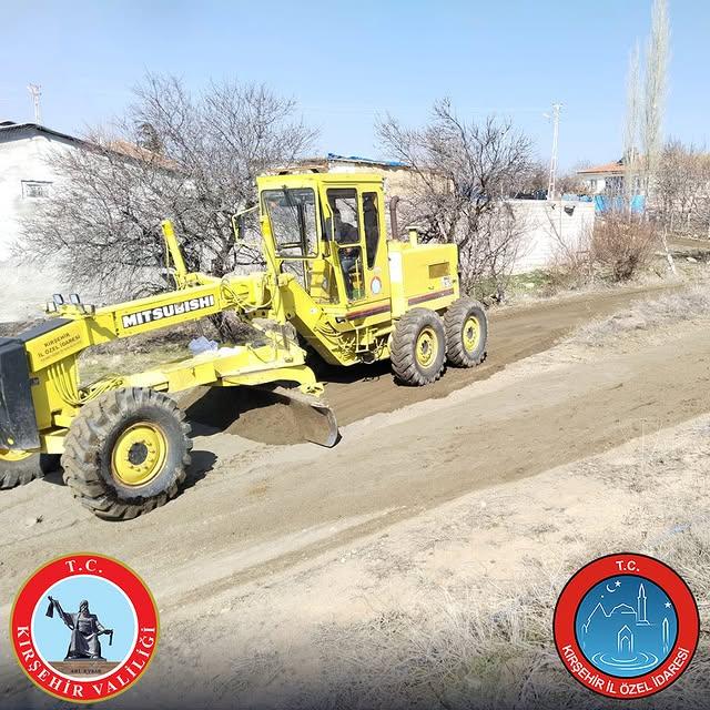 Kırşehir İl Özel İdaresinden Köy İçi Yol Bakım Çalışmaları: Bozlarevci-Kaleevci Bağlantısı Yenileniyor