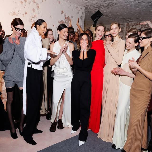 Victoria Beckham'ın 2025 Sonbahar-Kış Koleksiyonu Geride Sahne Alıyor: VBAW25