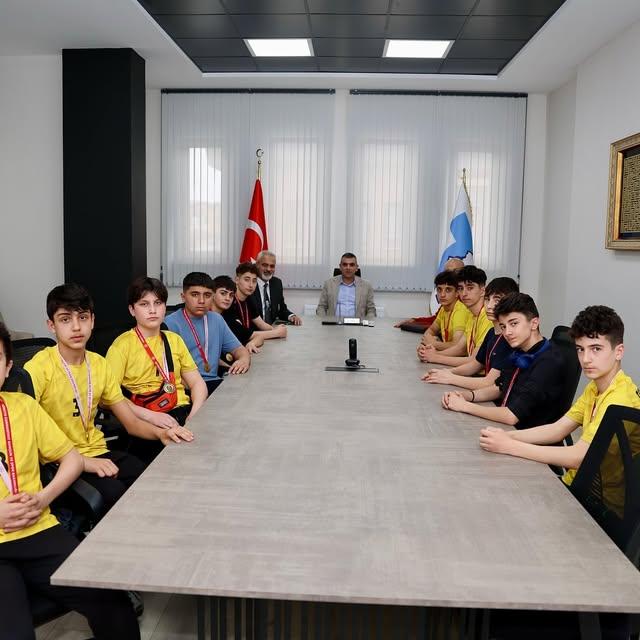 Hacılar Belediyesi, Futsal'da Türkiye Finaline Yükselen Öğrencileri Ağırladı