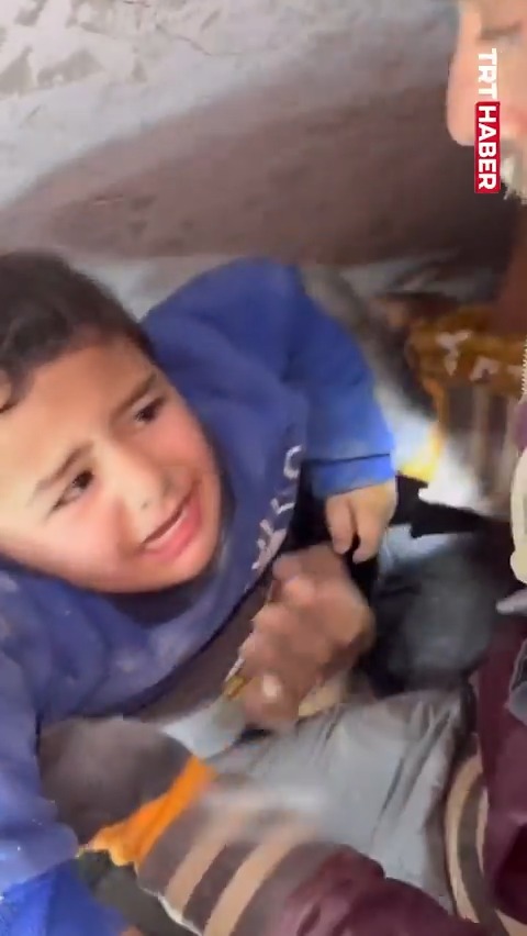 Gaza'da İsrail Bombardımanı Sonrası Enkaz Altından Çocuk Kurtarıldı