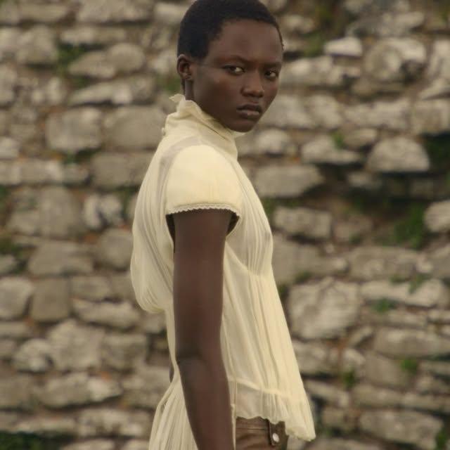 Alexander McQueen, 2025 Bahar/Yaz Koleksiyonuyla Romantizmi Yeniden Yorumluyor