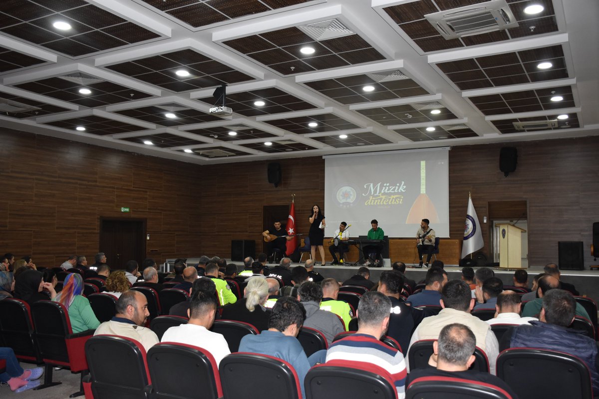 Kırşehir'de Polis Haftası Etkinlikleri: Üniversite Öğrencilerinden Anlamlı Müzik Dinletisi
