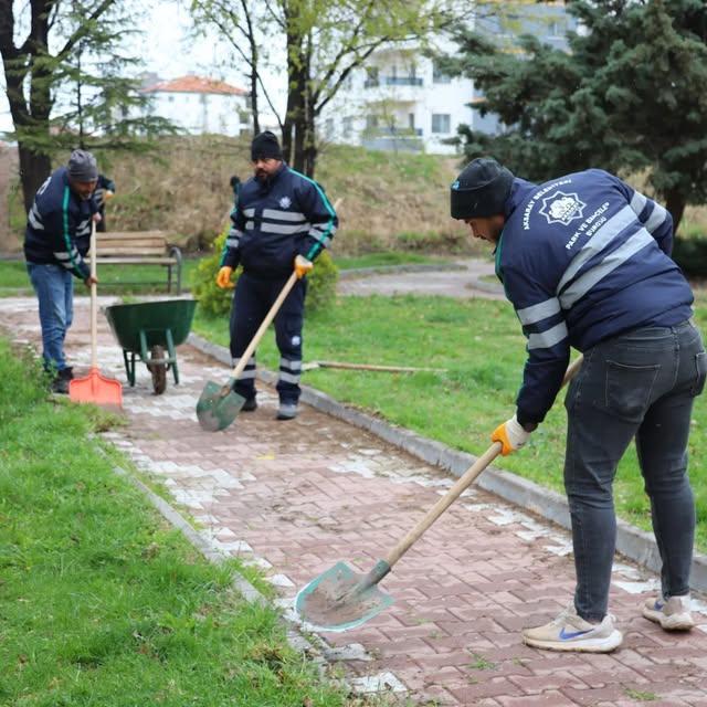 Aksaray Belediyesi Parkları ve Yeşil Alanlarında Temizlik Çalışmaları Devam Ediyor