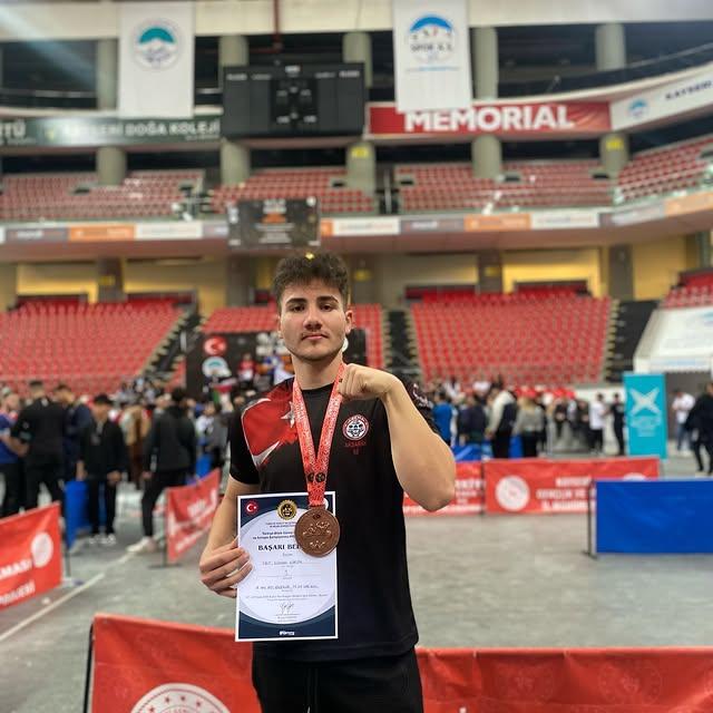 Kanber Demir Anadolu Lisesi Öğrencisi Yiğit Osman Kürlek Güreşte Türkiye Üçüncüsü Oldu