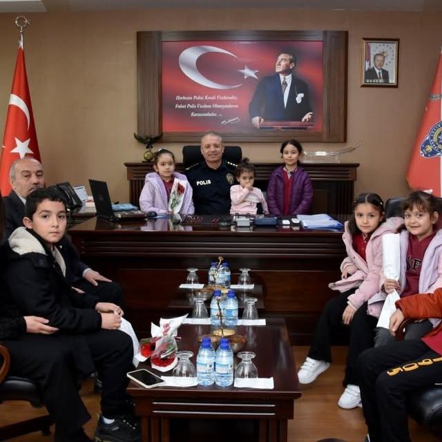 Nevşehir'de Öğrenciler ve Öğretmenler Türk Polis Teşkilatının 180. Yıl Dönümünü Kutladı