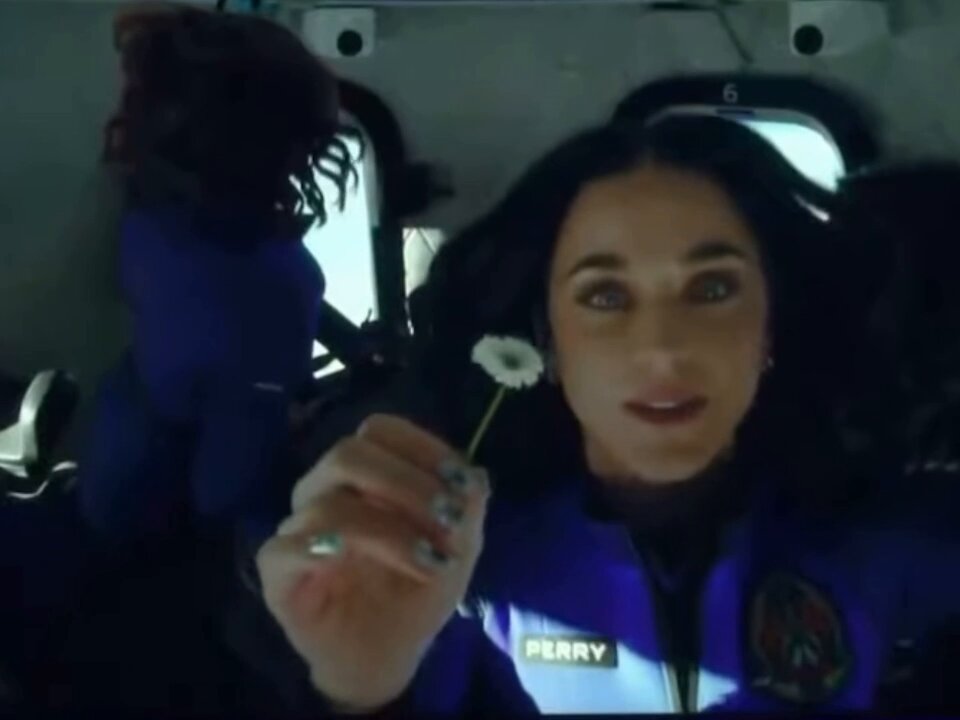 Katy Perry, Hollywood'da İddialı Bir Görünüm Sergiledi