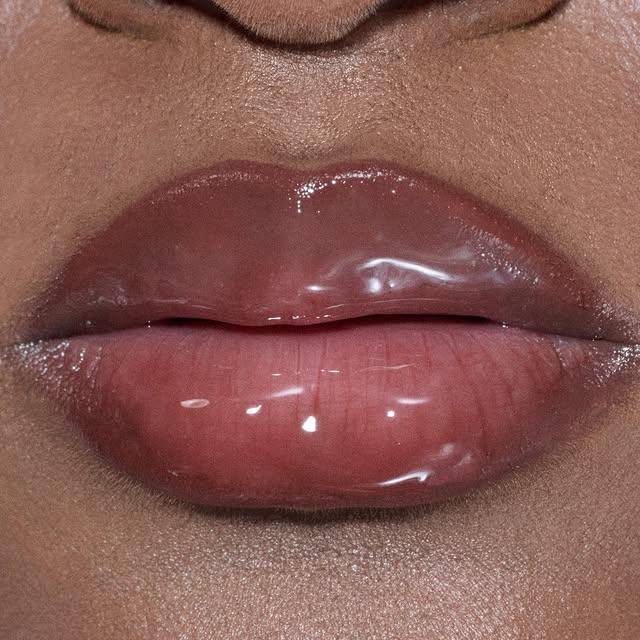 Mac’ın Yeni Lipglass Ürünüyle Şık ve Parlak Makyaj Trendi Başladı