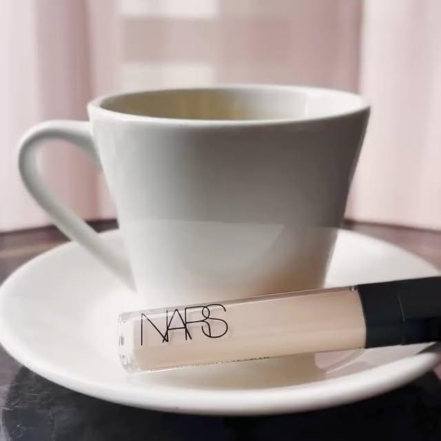 Kremalı Haberlerle Başlayan Sabah Ritüeli: Nars'ın Yeni Kampanyası