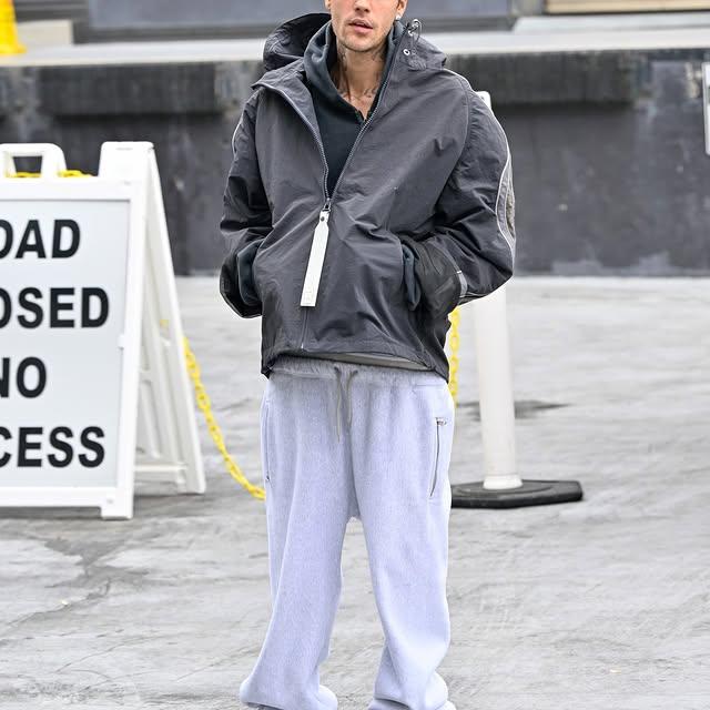 Justin Bieber, 14 Yaşındaki İsteğiyle Uyumlu Bir Skate Sneaker Tarzı Sergiledi