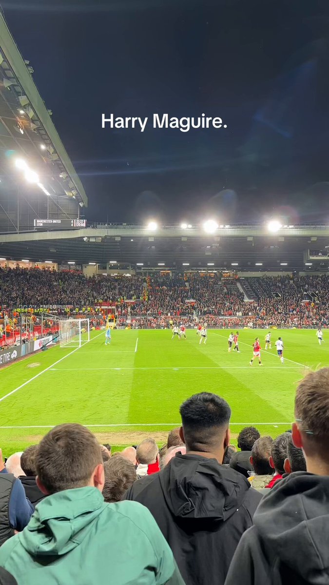 Harry Maguire, Seyirciden Gelen Pasla Gol Attı