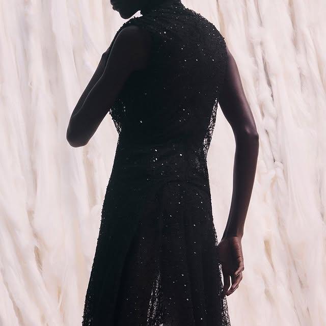 Alexander McQueen’in Yeni Koleksiyonundan İnce Detaylı Elbiseler