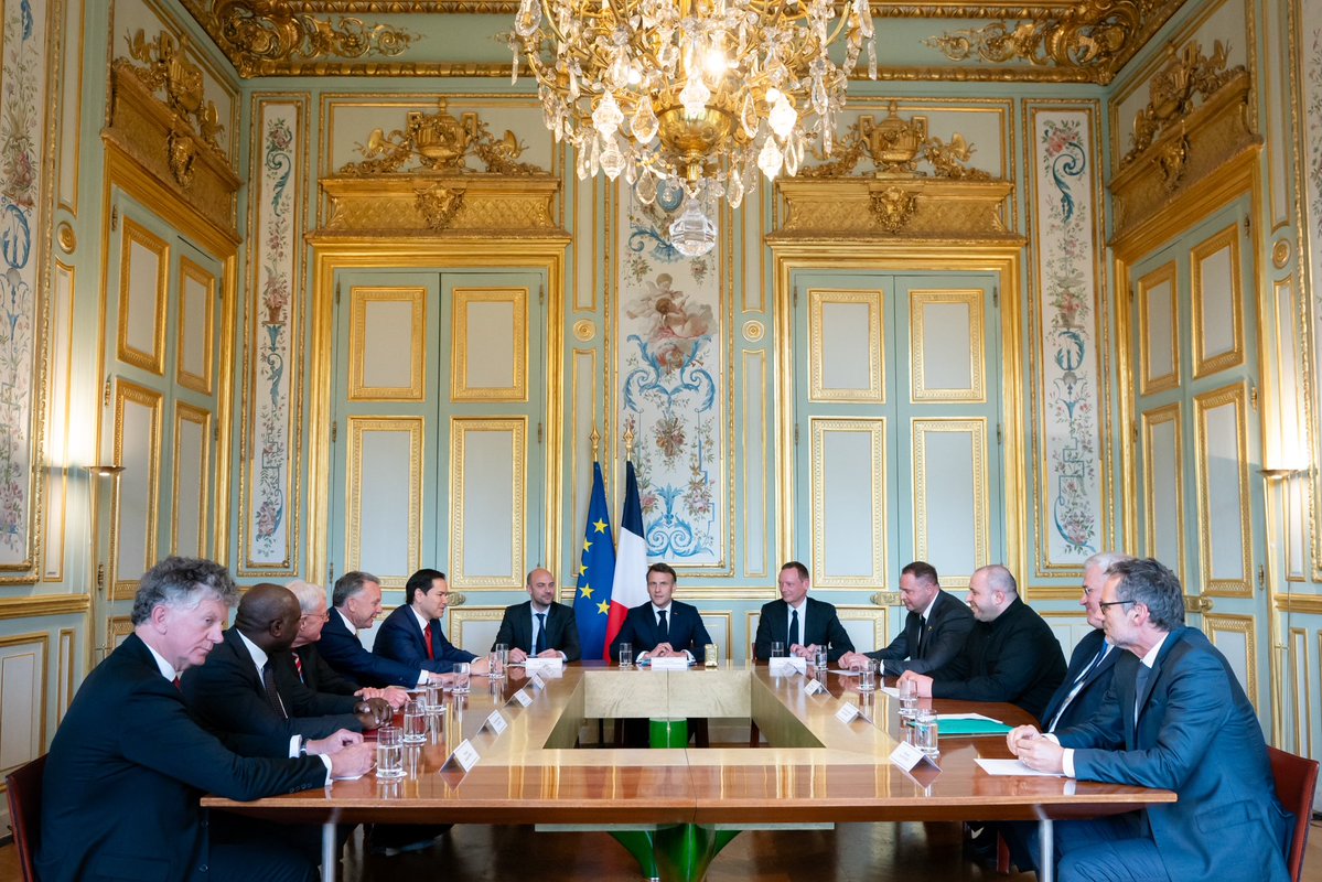 Macron, ABD, Ukrayna ve Avrupa Temsilcileri Diplomatik Toplantılarda Buluştu