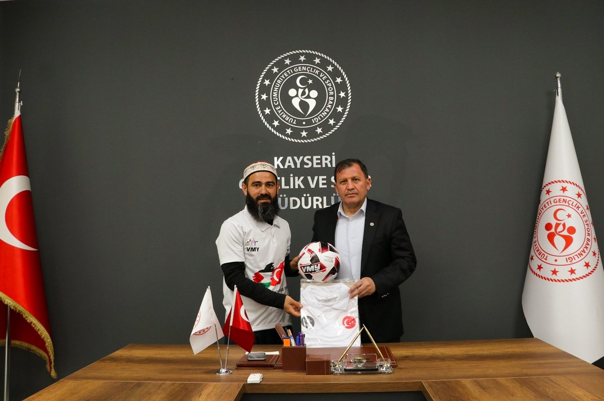 Kahramanmaraşlı Hokey Takımı Kayseri'de Gençlik ve Spor İl Müdürünü Ziyaret Etti