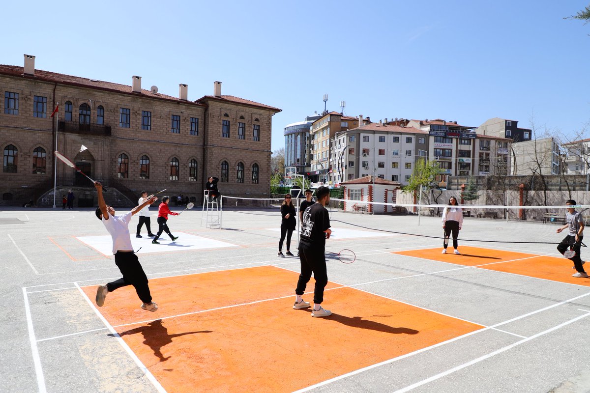 Aksaray’da Gençlik ve Spor Etkinliği: Mahallem Benim Ailem Projesiyle Aileler Badminton Oynadı