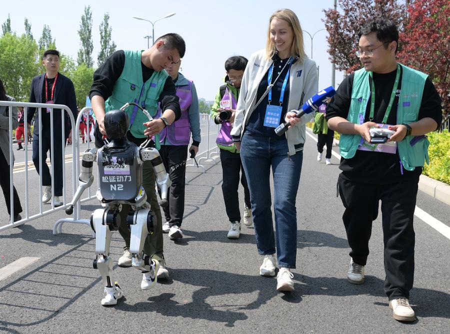 Dünya’nın İlk İnsanoid Robot Yarışması Beijing’de Başarıyla Tamamlandı