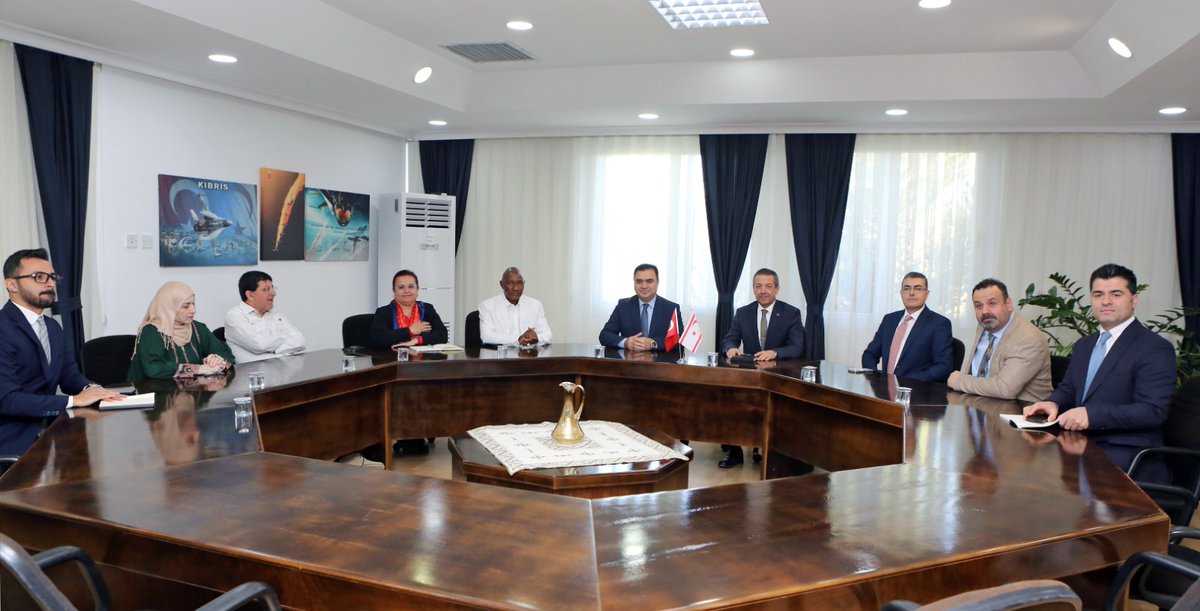 K.K.T.C. Dışişleri Bakanı Ertuğruloğlu Kıbrıs Türk Kızılay Genel Başkanı ve Ekibini Kabul Etti