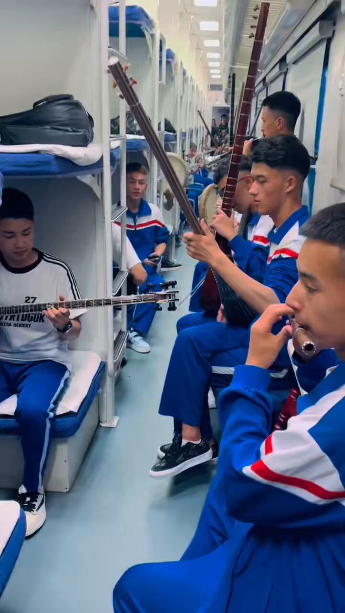 Xinjiang'da Öğrenciler Geleneksel Uyghur Enstrümanlarıyla Konser Verdi