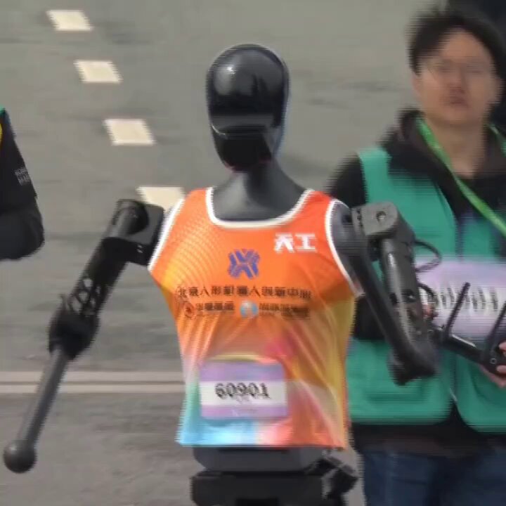 Çin'de İnsanlar ve Robotlar Yarıştı: Dünyanın İlk Yarı Maratona Yeni Bir Bakış