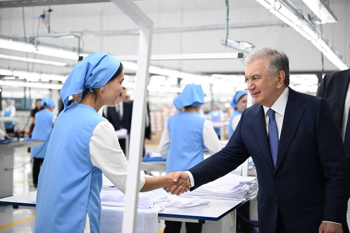 Şavkat Mirziyoyev, Urganç'taki Tam Döngü Tekstil Kümelesini Ziyaret Etti