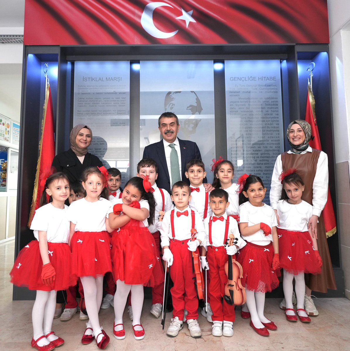 Millî Eğitim Bakanı Tekin Büyükçekmece'deki Okul Ziyaretinde Öğrencilerle Buluştu