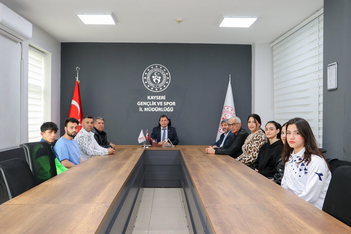 Kayseri Boksçuları, Türkiye Şampiyonasında Elde Ettikleri Derecelerle İl Müdürü'nü Ziyaret Etti