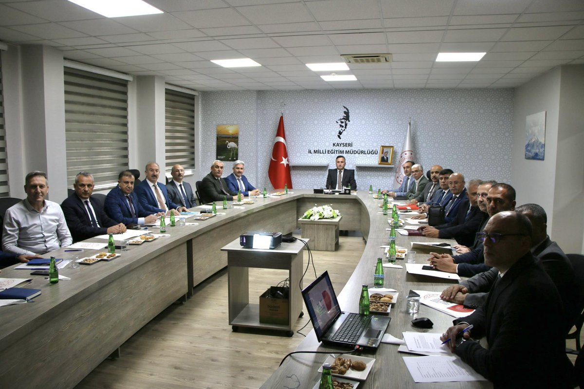 Kayseri'de İlçe Millî Eğitim Müdürleriyle Eğitim Değerlendirme Toplantısı Düzenlendi