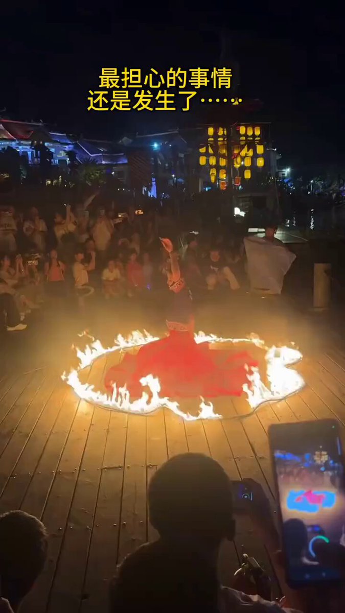 Çin'de Guangxi'de Sahne Performansında Kıyafet Yanınca Paniğe Neden Olan Olay