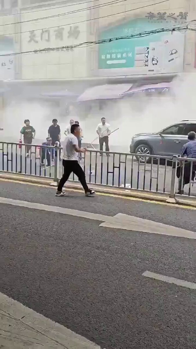 重庆男子持刀袭击路人，自残尝试，警方已控制嫌疑人
