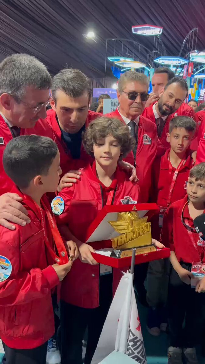 Cumhurbaşkanı Yardımcısı Yılmaz ve Baykar Başkanı Bayraktar, Talas Belediyesi E-Spor ve İnovasyon Merkezi'ni Ziyaret Etti