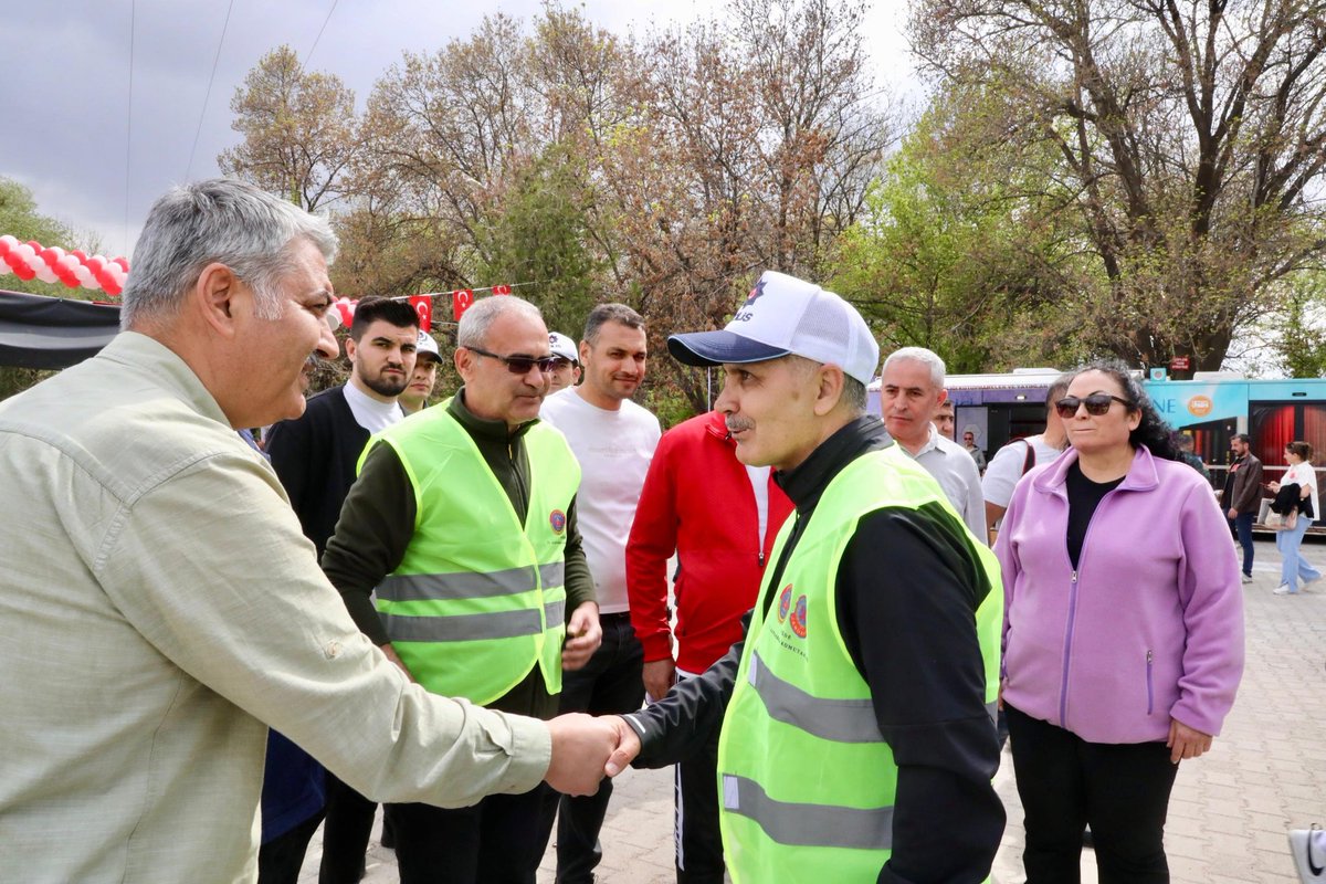 Niğde Valisi Çelik, Motosiklet Sürücülerine Güvenlik Yeleği Dağıttı