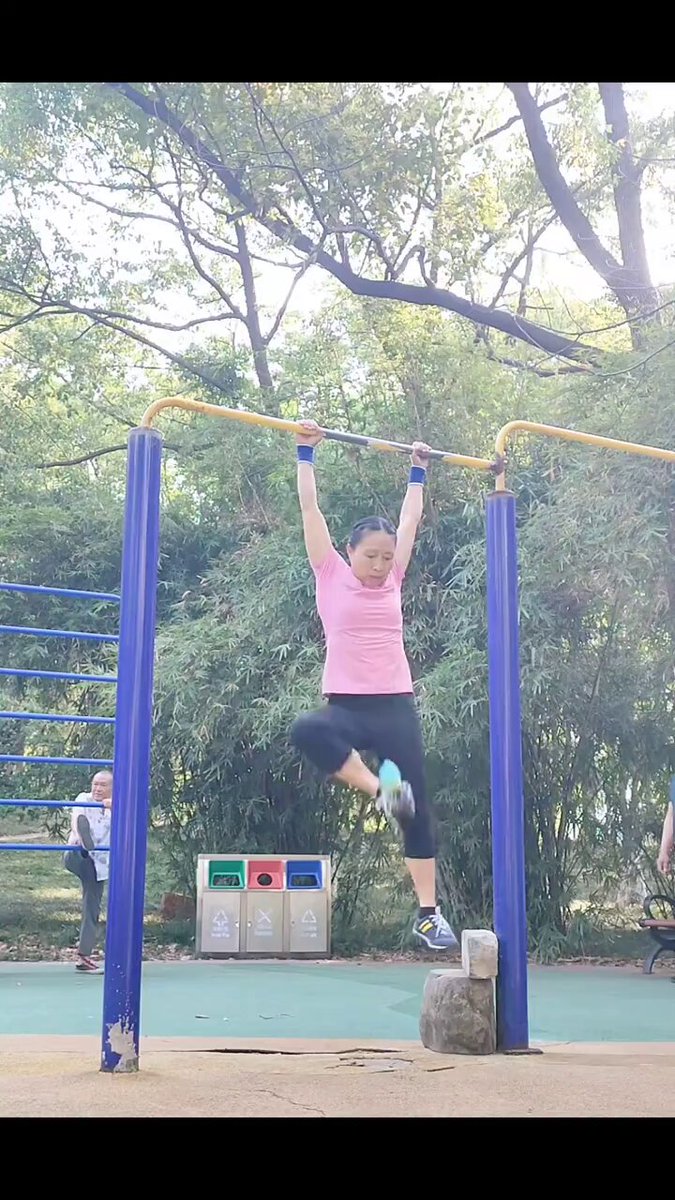 Çinli Profesörün Sıra Dışı Egzersiz Rutini: Shuttlecock ile Baraj Dansı