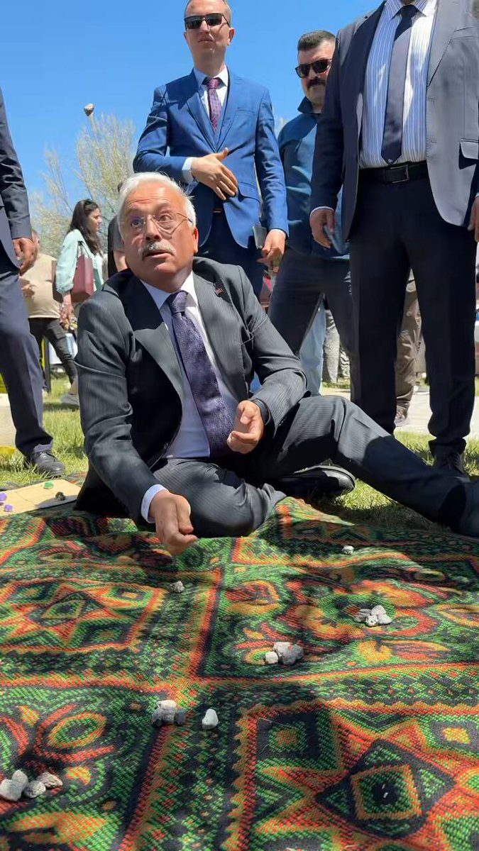 Aksaray Valisi Kumbuzoğlu, Üniversite Bahar Şenliklerinde Çocukluk Oyunu 