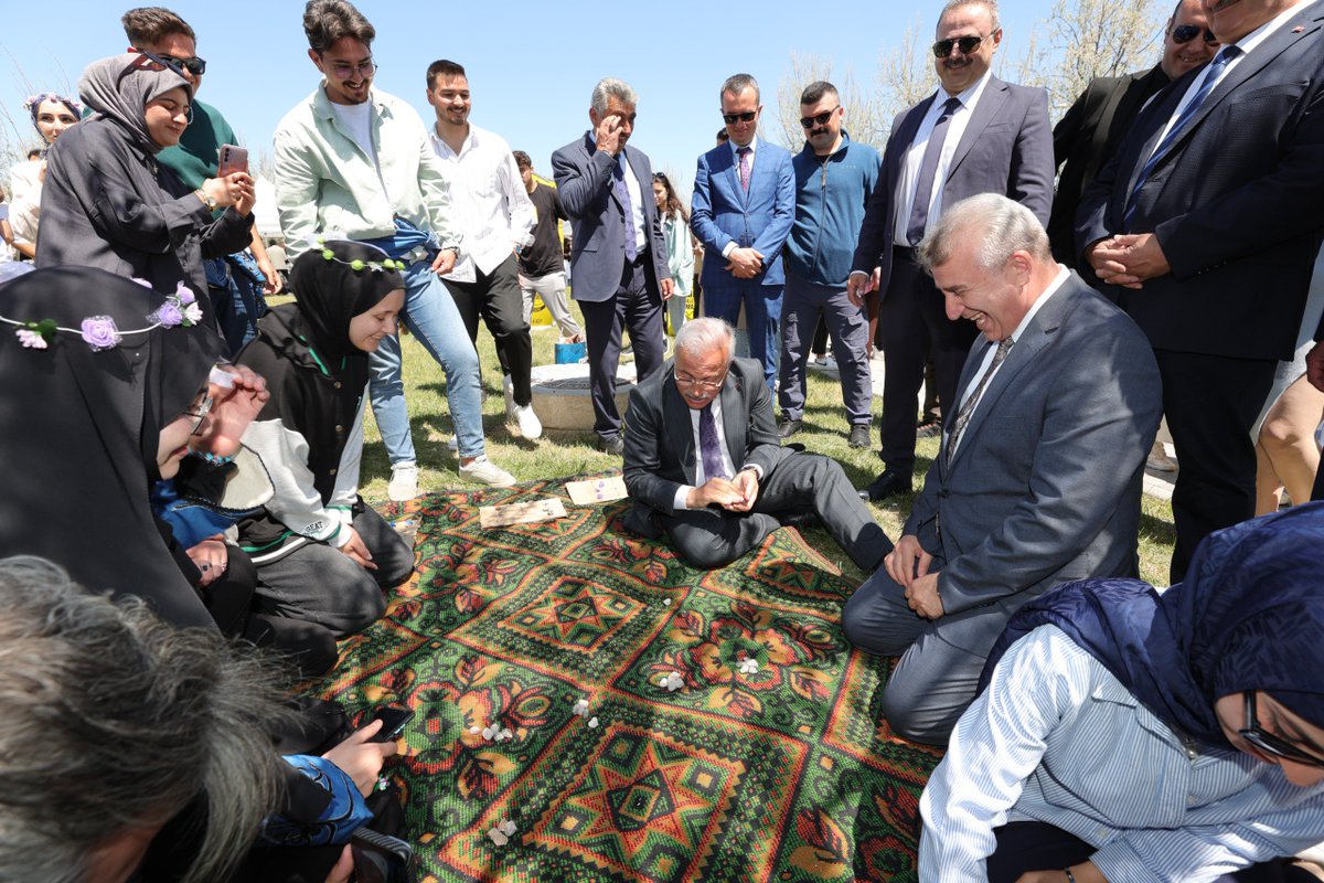 Aksaray Valisi Kumbuzoğlu, Üniversite Bahar Şenliklerinde Çocukluk Oyunu 