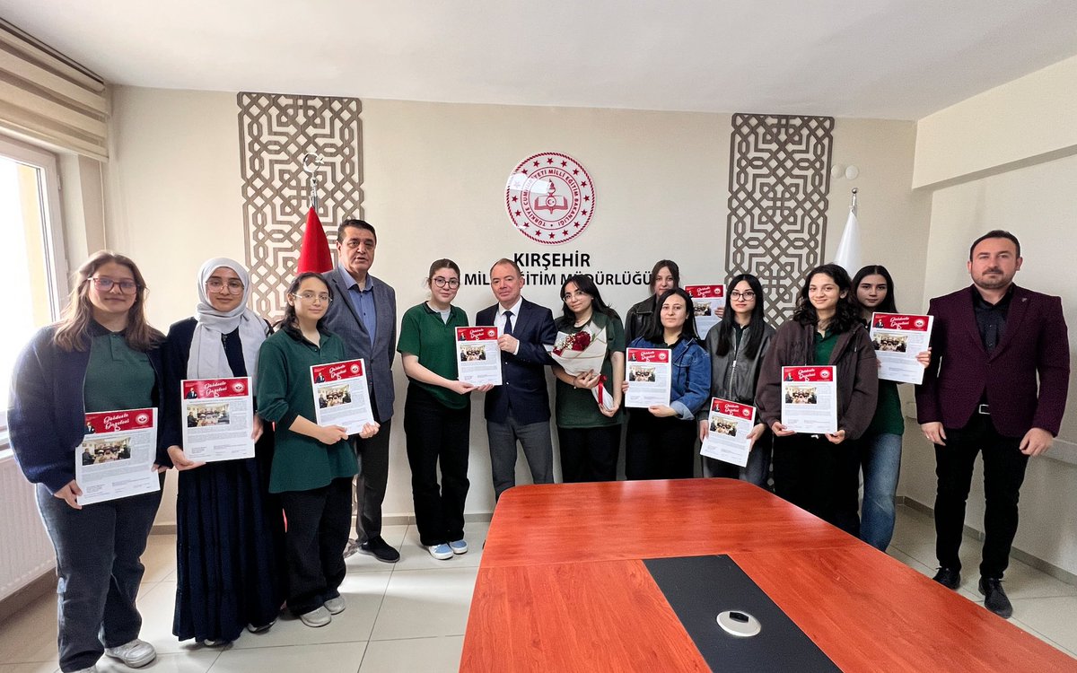 Fatımatüz Zehra Kız Anadolu İmam Hatip Lisesi Öğrencileri Okul Gazetelerini İl Millî Eğitim Müdürü'ne Sundu