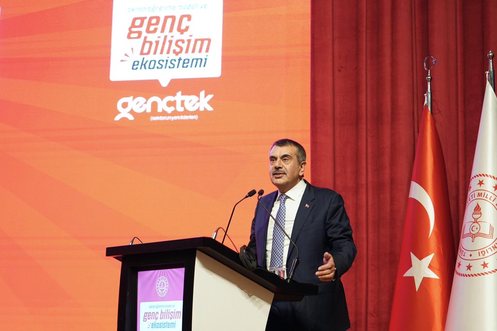 Tekin, GençTek Final Programı'nda Genç Bilişimcilerle Buluştu