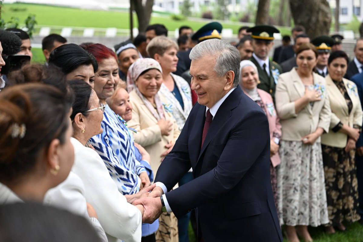 Cumhurbaşkanı Mirziyoyev, Bağımsızlık Yıllarında Şehit Olan Askerleri Anan Milli Kahramanlar Sokağı'nı Ziyaret Etti