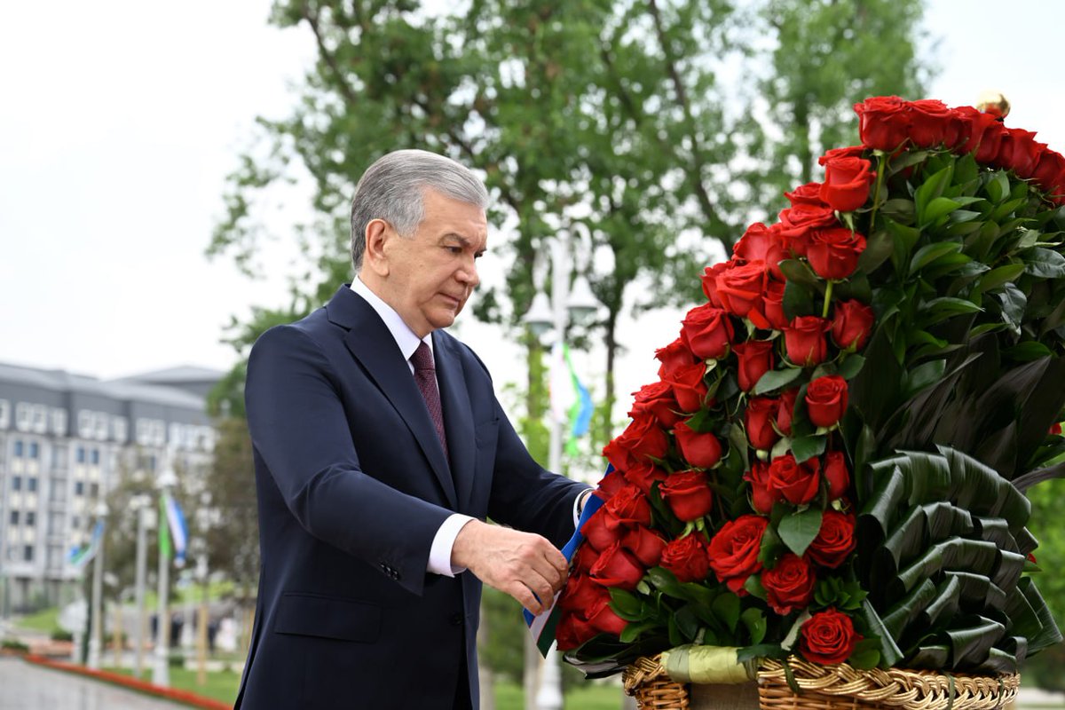 Cumhurbaşkanı Mirziyoyev, İkinci Dünya Savaşı Zaferi'nin 80. Yıl Dönümü'nde Anıt Abidesi'ne Çelenk Koydu