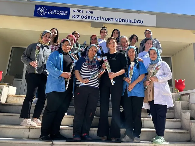 Niğde Gençlik ve Spor İl Müdürlüğü, Personelinin Anneler Günü'nü Öğrencileriyle Kutladı