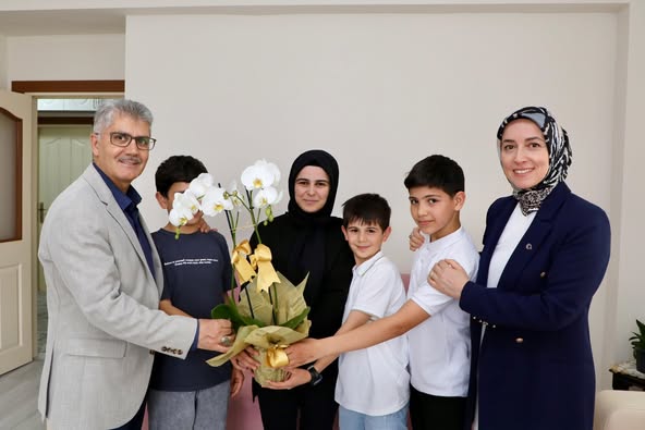 Niğde Valisi ve Eşi, Anneler Günü'nde İhtiyaç Sahibi Fatma Hanım'ı Ziyaret Etti