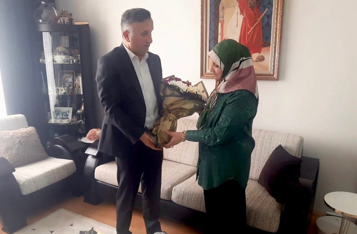 Kayseri'de Öğretmen Zübeyde Özgen, Anneler Günü'nde Ödüllendirildi