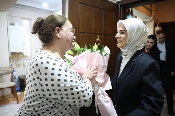 Aile ve Sosyal Hizmetler Bakanı Göktaş, Şeyh Zayed Çocuk Evleri'nde Uzun Yıllardır Görev Yapan Çalışanla Buluştu