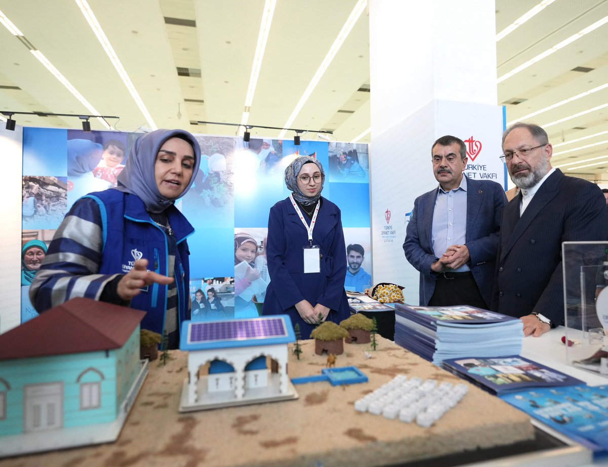Milli Eğitim Bakanı Tekin, Uluslararası İslam Sanatları Fuarı'nı Ziyaret Etti