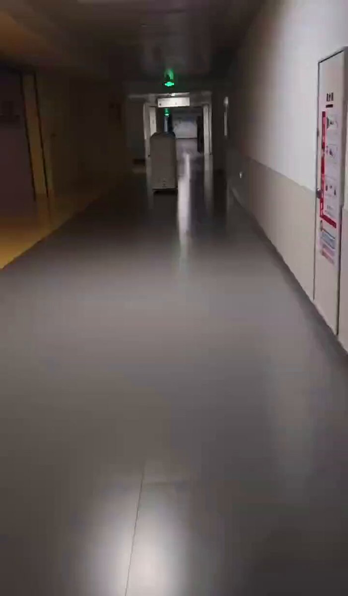 Çin'de Teslimat Robotu Bir Apartman Dairesinde Takıldı, 
