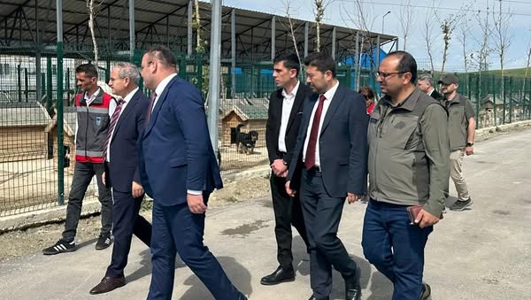 Kırşehir Valiliği, Ankara'daki Sahipsiz Hayvan Bakımevini Ziyaret Etti
