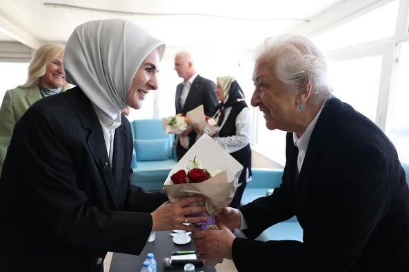 Aile ve Sosyal Hizmetler Bakanı Göktaş, Anneler Günü'nde Huzurevi'ni Ziyaret Etti