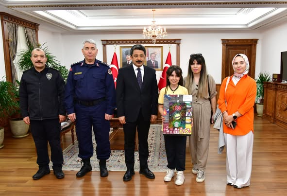 Kırşehir Valisi Demiryürek, Trafik Haftası Yarışmalarında Dereceye Giren Öğrencilere Ödül Verdi