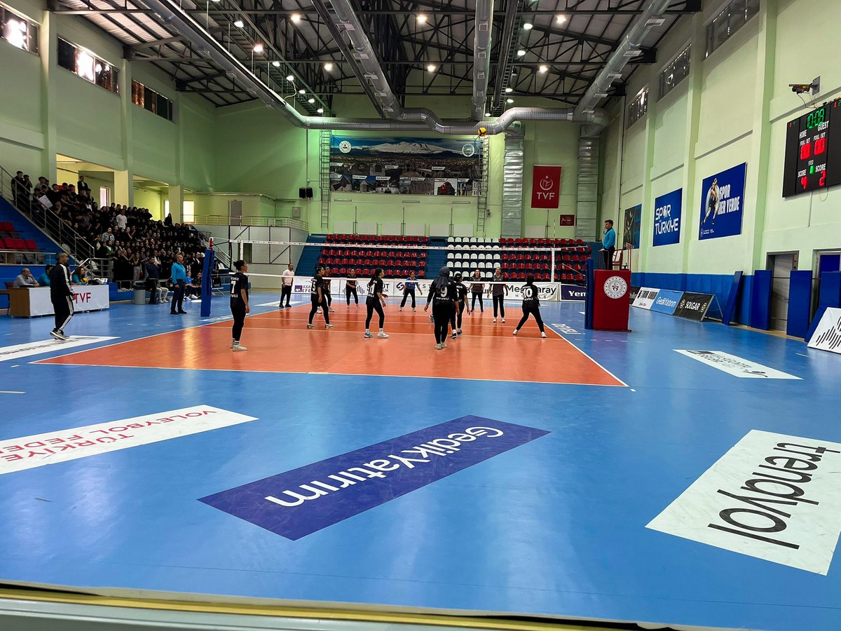 Kayseri'de 19 Mayıs Kutlamaları: Genç Voleybolcular Sahne Aldı