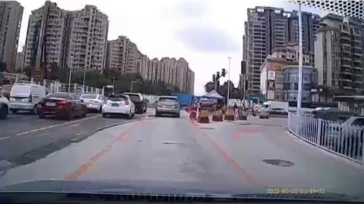 Çin'de İnşaat Kazası: 20 Metrelik Kazık Makinesi, Trafik Işıklarının Arasına Yuvarlandı